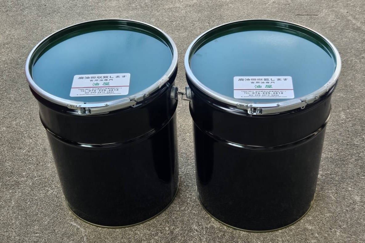 廃油回収用の専用ドラム缶2台